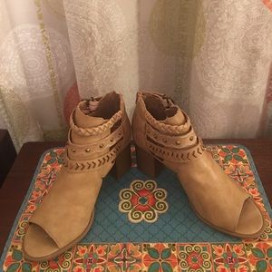 ☃️ Sugar peep toe boots size 10 nwot